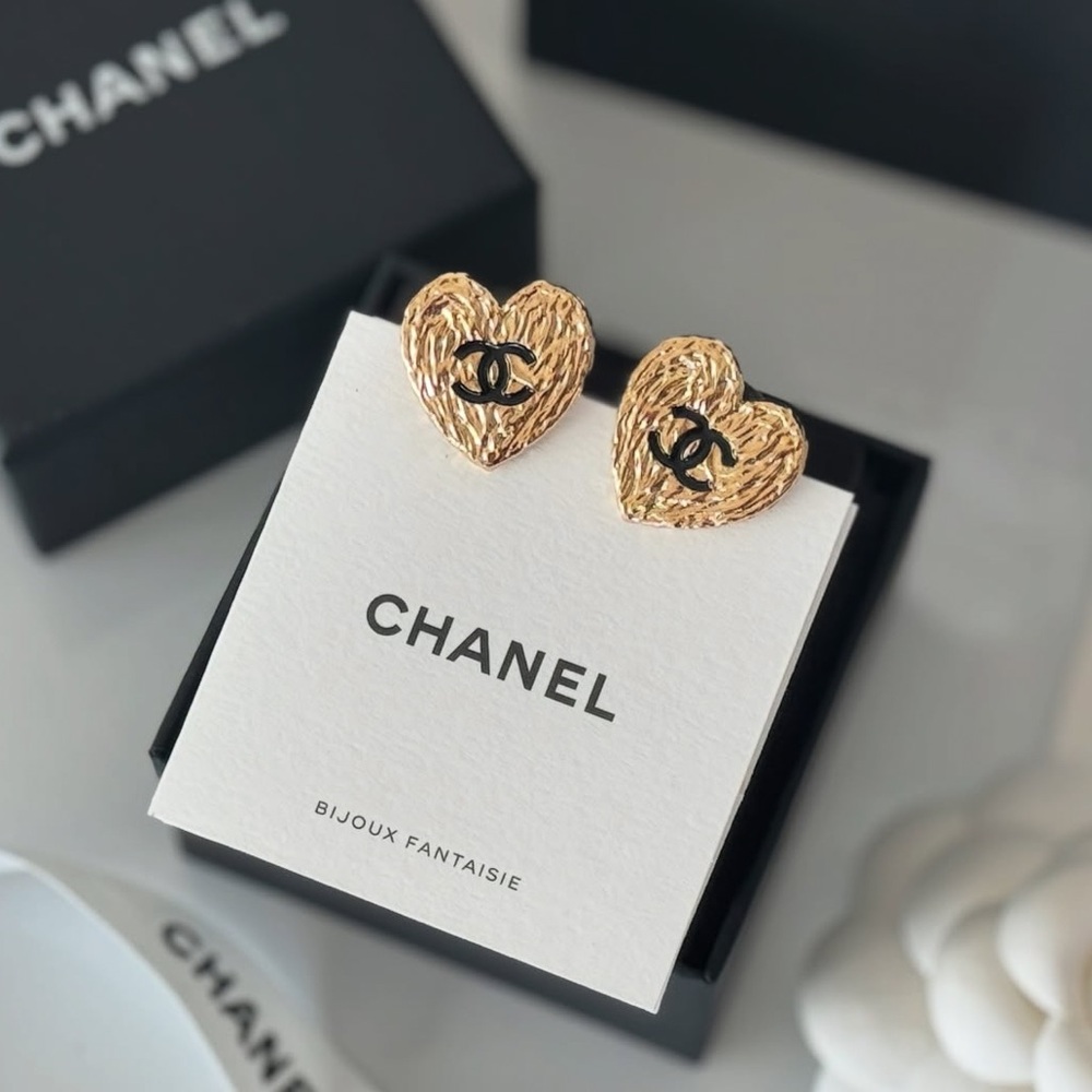BNIB CHANEL gold plated heart earrings 🖤